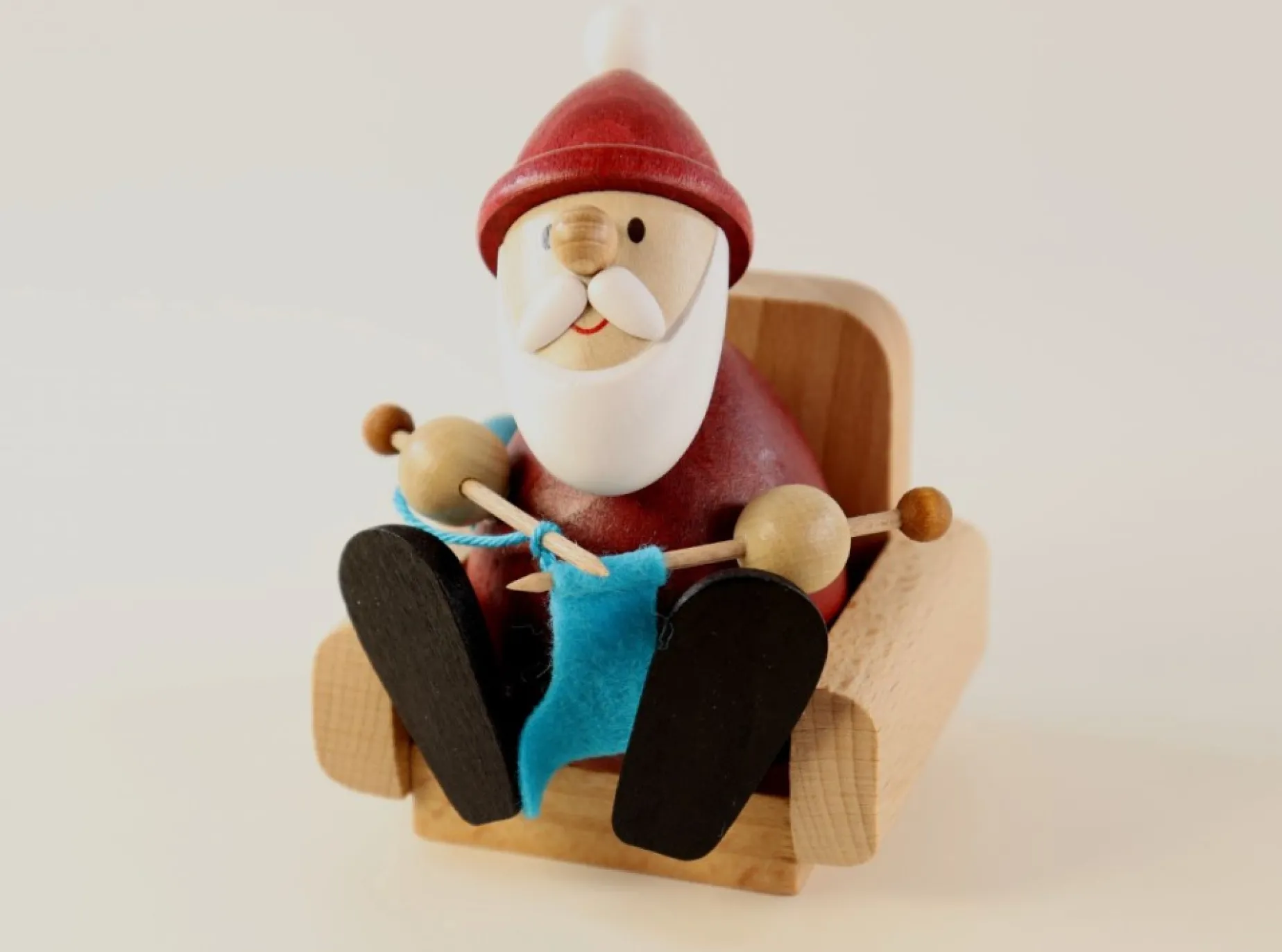 Paul Ullrich Weihnachtsmann Collectibles - Santa Knitting In Armchair| Rudolph & Friends Collectibles